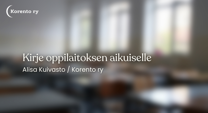 Sumennettu kuva luokkahuoneesta. Kuvassa näkyy pulpetteja sekä suuret ikkunat, joista tulee valoa muuten hämärään luokkahuoneeseen. Kuvan päällä otsikko: Kirje oppilaitoksen aikuiselle sekä kirjoittajan nimi Alisa Kuivasto / Korento ry
